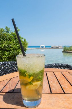 Mojito deniz arka plan üzerinde bir masada kokteyl