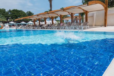 Çocuk havuza atlıyor.