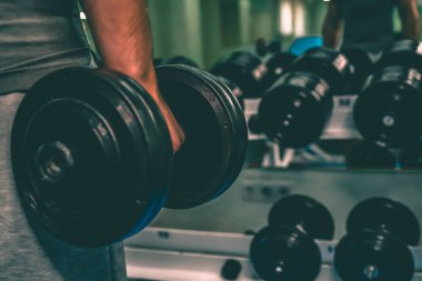 Spor salonunda vücut geliştirmeci