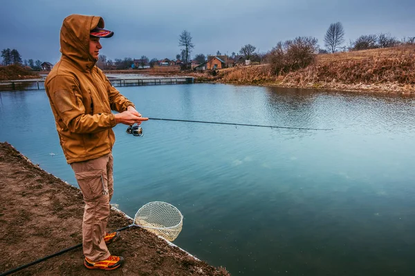 湖で釣りをする青年 — ストック写真