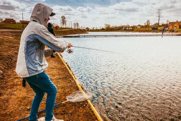 Młody Człowiek Łowiący Ryby Nad Jeziorem — Zdjęcie stockowe