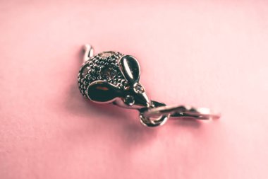 Güzel gümüş kolye yakın çekim