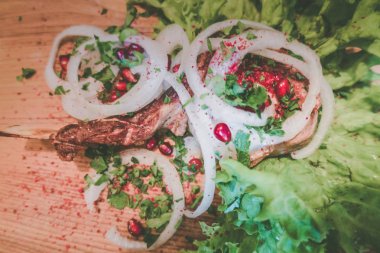 Tahtada dana kaçık. ızgara