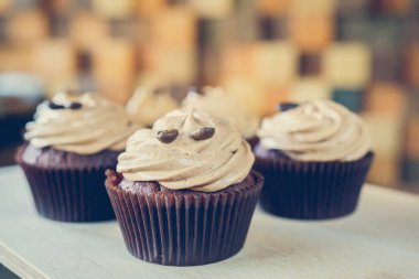 bir tepsi üzerinde pek çok güzel pastalar