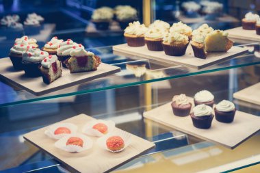 bir tepsi üzerinde pek çok güzel pastalar