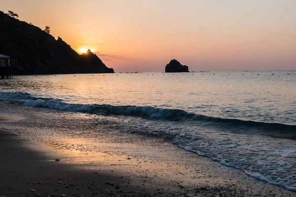 Sea beach at sunrise — Stock Photo, Image