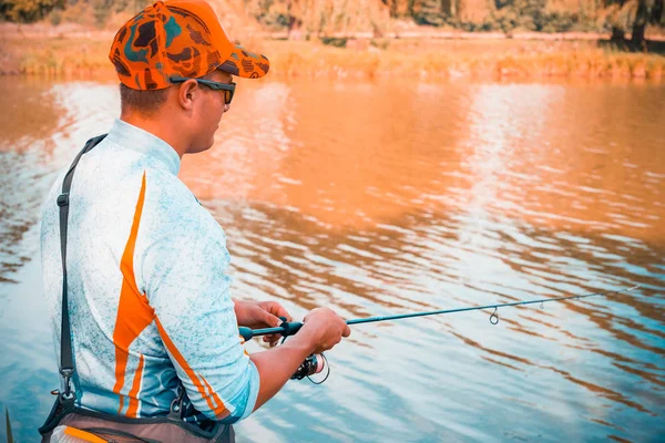 Pescatore Pesca Sul Fiume — Foto Stock