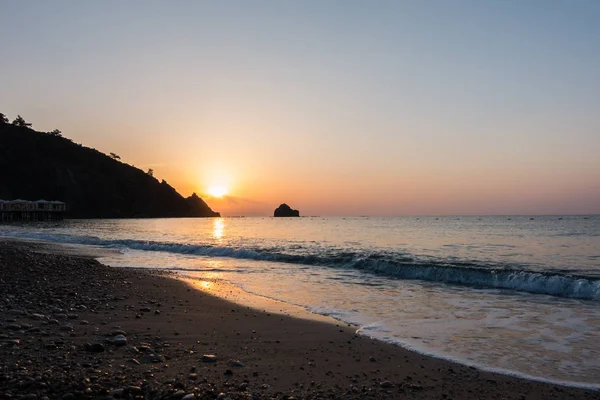 Strand am Meer bei Sonnenaufgang — Stockfoto