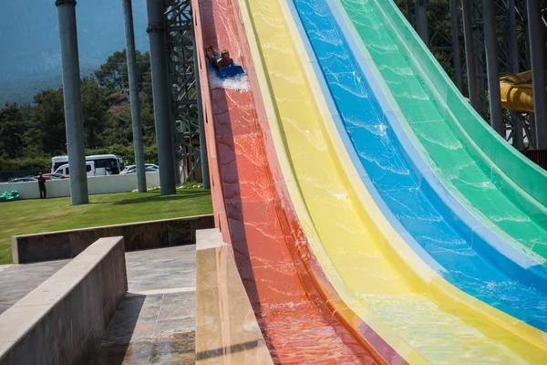 Le garçon monte un toboggan dans le parc aquatique — Photo