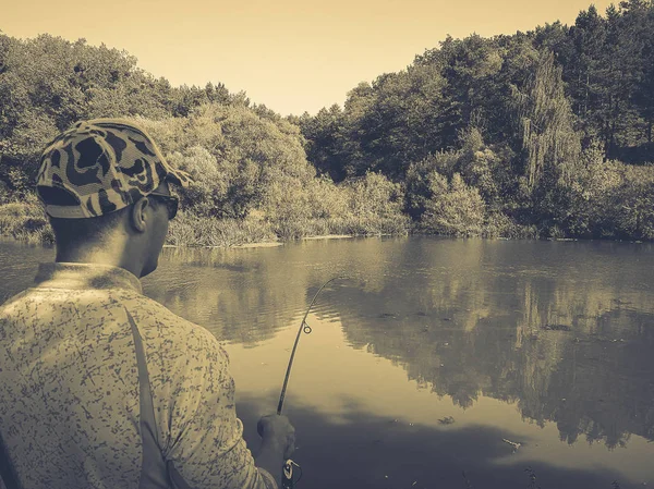 El pescador está pescando en el lago en verano — Foto de Stock