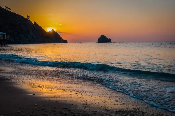 Strand am Meer bei Sonnenaufgang — Stockfoto