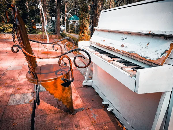 Vieux piano blanc effondré — Photo