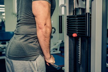 Spor salonunda vücut geliştirmeci