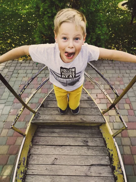 Chlapec jede na houpačce — Stock fotografie