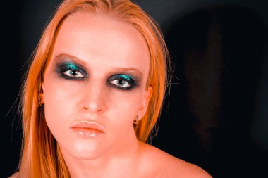 Makyaj yeşil gölgeler ile