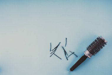 tarak ve mavi bir arka plan üzerinde saç tokaları