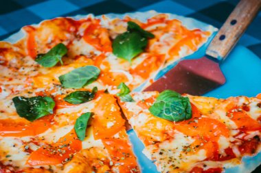 Bir tabakta Pizza margarita