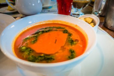 Bir tabak içinde domates çorbası