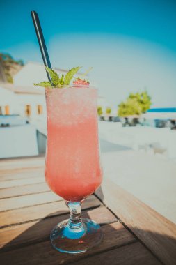 Deniz kenarındaki barda kokteyller.