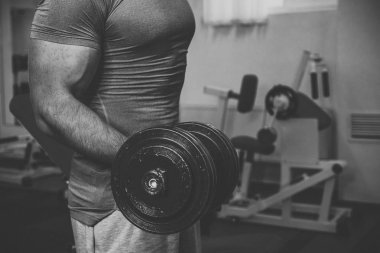 Spor salonunda vücut geliştirmeci