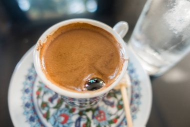 Masanın üzerinde Türk kahvesi