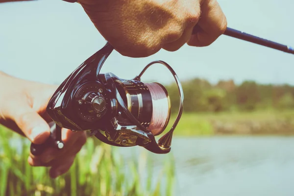 El pescador está pescando en el lago — Foto de Stock