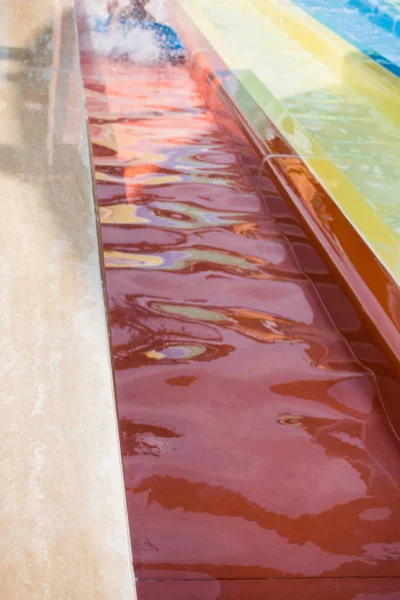 Le garçon monte un toboggan dans le parc aquatique — Photo