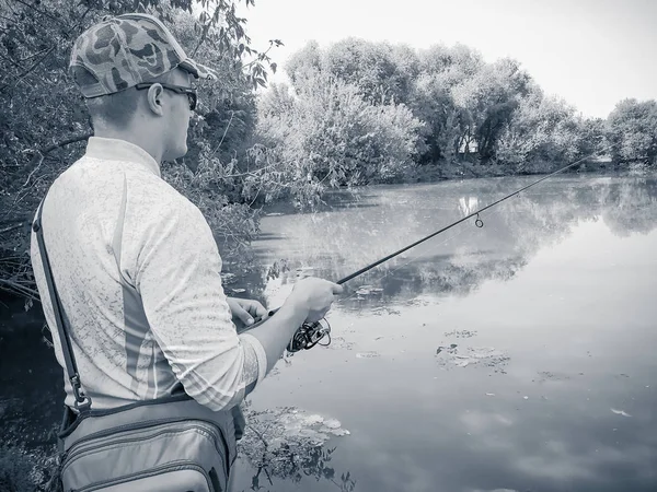 Il pescatore pesca sul lago in estate — Foto Stock