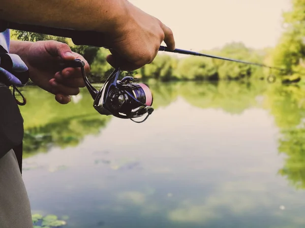 Giovanotto che pesca. bokeh, sfondo sfocato — Foto Stock