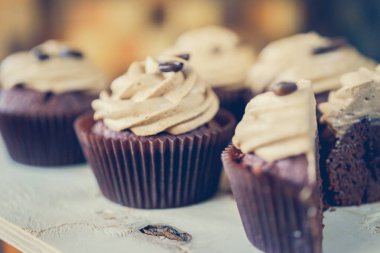 krema ile kesilmiş muffins