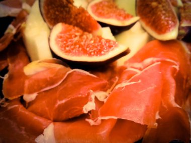 et ve incir bir plaka üzerinde parçalar