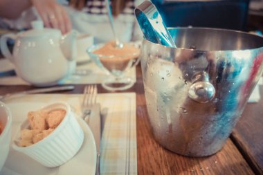 Bir tabak içinde domates çorbası