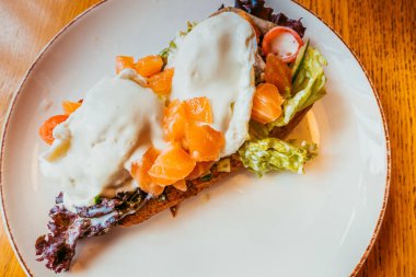 Ekmek te somon ile haşlanmış yumurta