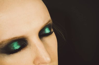Yeşil gölgeli göz makyajı