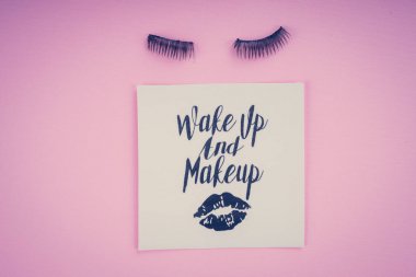 Pembe bir arka plan üzerinde çeşitli makyaj ürünleri