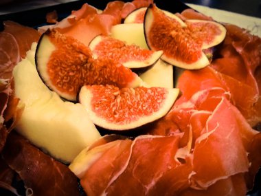 et ve incir bir plaka üzerinde parçalar