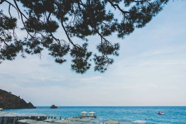 Hermoso paisaje marino en un balneario — Foto de Stock