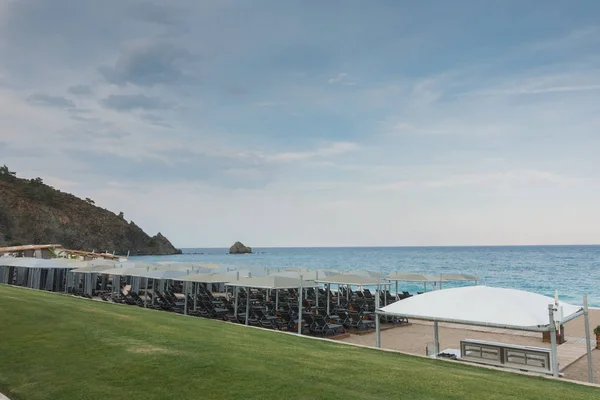 Bir tatil beldesi olarak güzel deniz manzarası — Stok fotoğraf