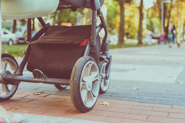 Wielen van een kinderwagen — Stockfoto