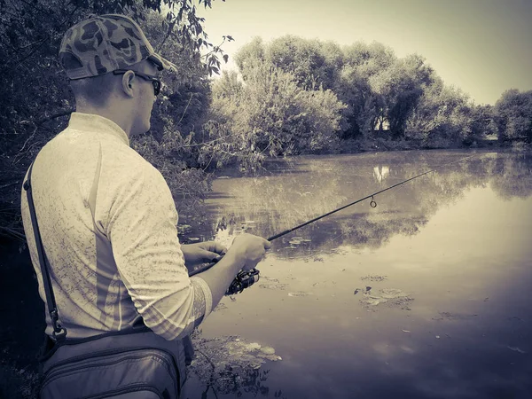 Le pêcheur pêche sur le lac en été — Photo