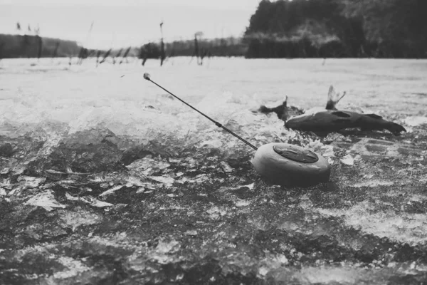 호수에서의 얼음 낚시 — 스톡 사진