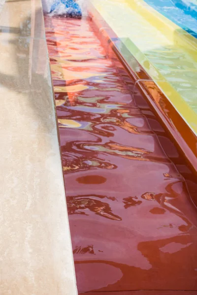 Le garçon monte un toboggan dans le parc aquatique — Photo