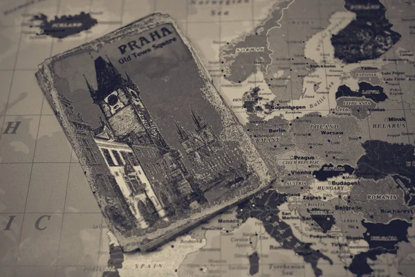 Pamiątka z Pragi magnes na mapie Europy — Zdjęcie stockowe