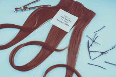 kuaför kavramı: yanlış saç ve saç tokaları