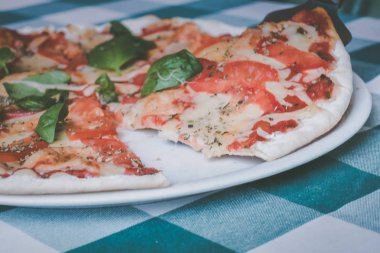 Bir tabakta Pizza margarita