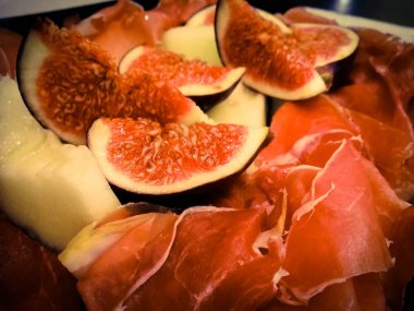 et ve incir bir plaka üzerinde parçalar