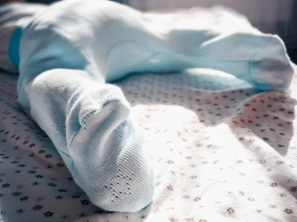Στα πόδια του μωρού σε ρυθμιστικά — Φωτογραφία Αρχείου