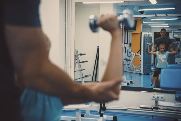 Entrenamiento personal en el gimnasio — Foto de Stock