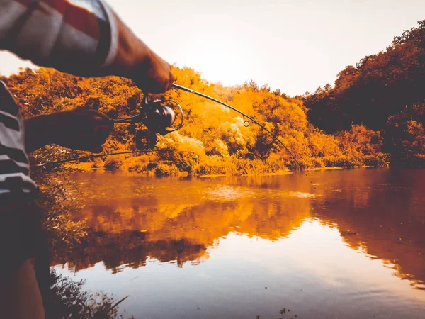 Mladý muž rybolov. bokeh rozostřeného pozadí — Stock fotografie