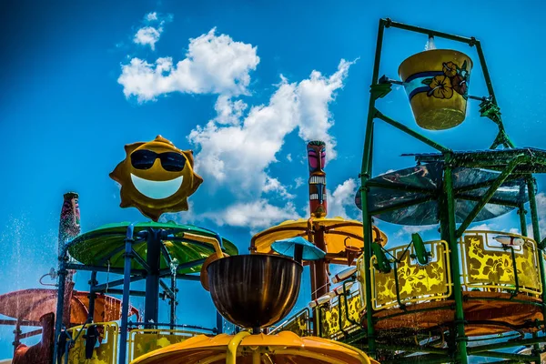 子供たちの水の公園。子供の水スライド — ストック写真